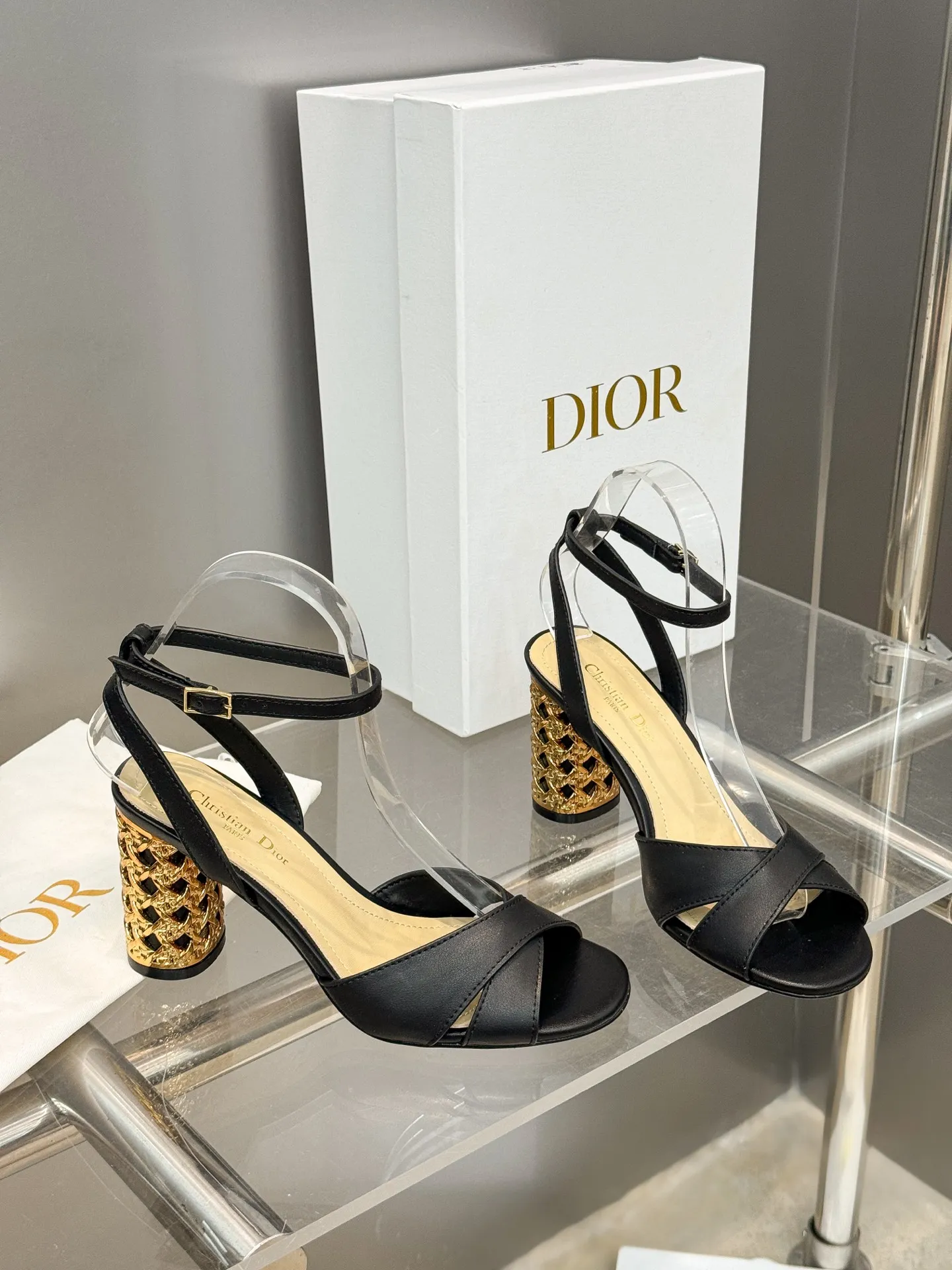 👟👟Ex-factory price 560👟👟 Dior 2024 autumn and winter new Icon series cylindrical heel ankle strap women's shoes CD star same style high-heeled round toe cross strap color matching sandals Material: imported full-grain calfskin upper + water-dyed sheepskin lining feet + Italian genuine leather outsole Heel height: 8.5CM Size: 35-42 Standard code (40.41.42. Customized, non-refundable)